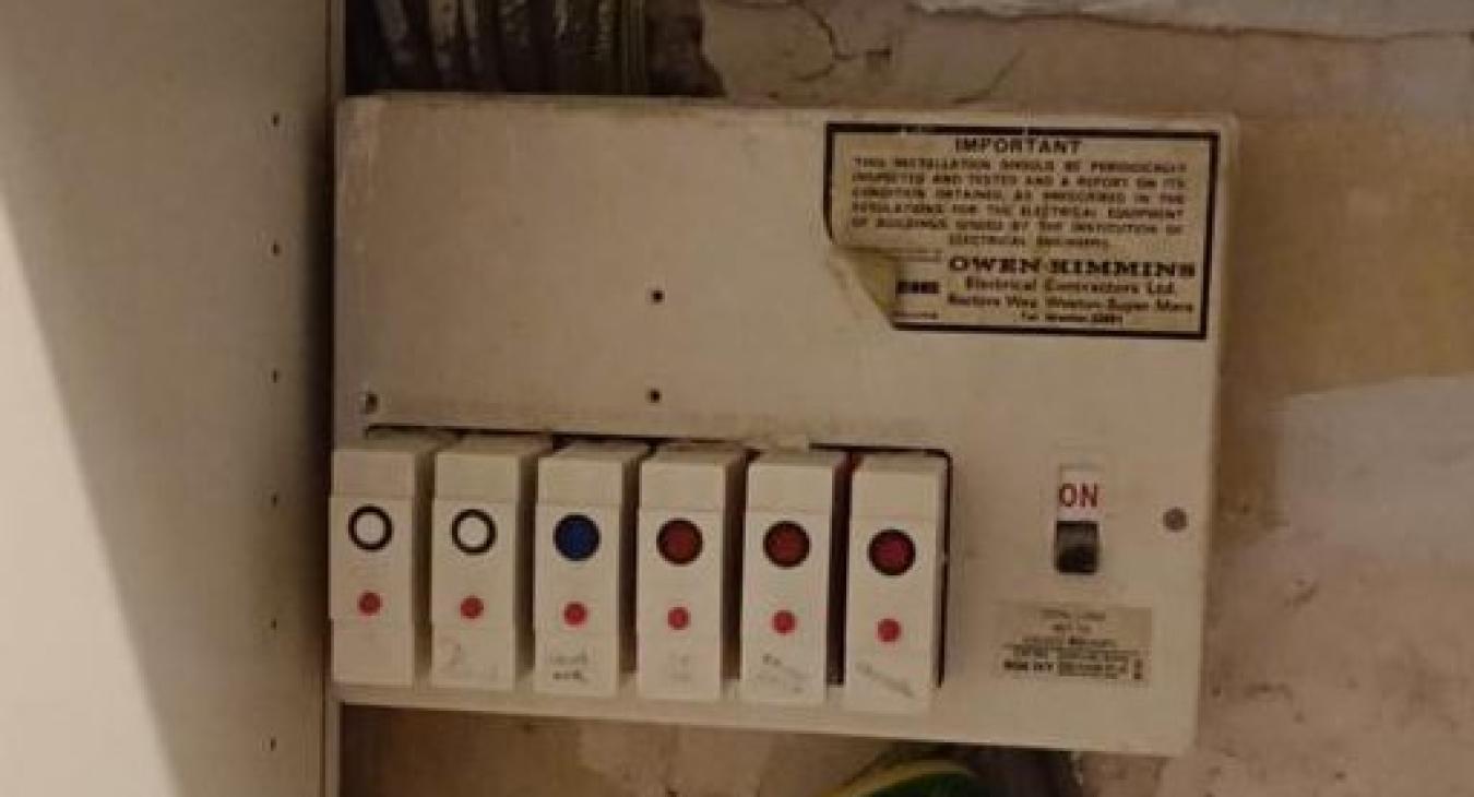 How do I know if my fuse box is faulty?